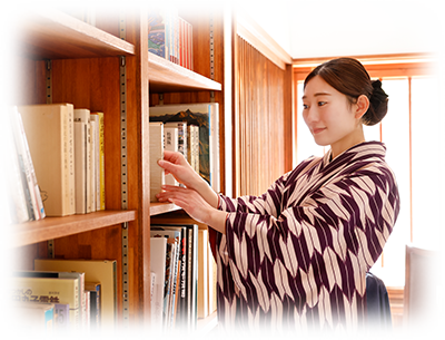 スタッフ　図書室でごゆっくりお過ごしいただくため、上田の書籍、旅行雑誌や童話などご用意しております。