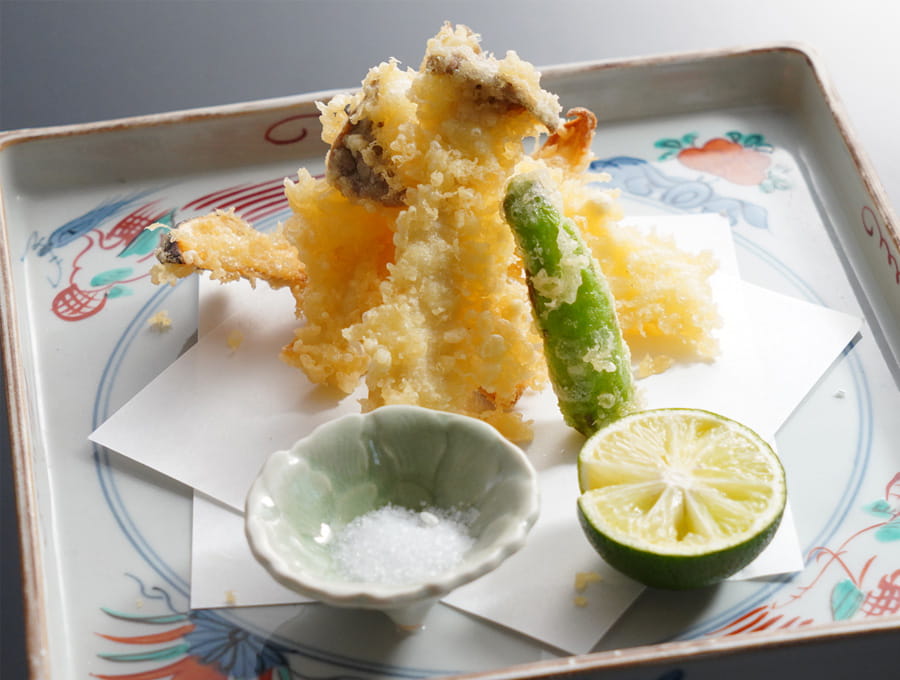 今年初物。早松茸プラン＼１組につき、松茸天ぷら一皿 松茸２本付／