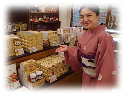 スタッフ　旅の思い出にはお土産もかかせません。