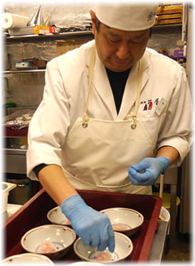 四季・彩りも楽しんでいただけるよう丁寧に盛り付けをします