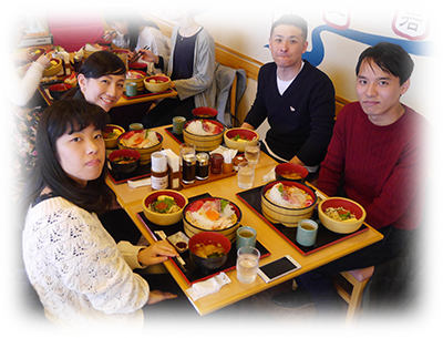 スタッフ　年に一度の社員研修旅行にみんなわくわくです