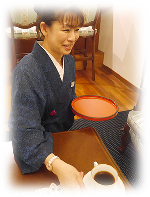 スタッフ　香り高いコーヒーをお楽しみください