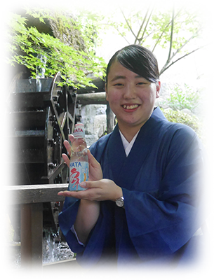 スタッフ　お風呂あがりにラムネを１本。日本の夏をお楽しみください