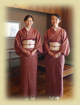 スタッフ　日本三大紬のひとつ上田紬を着物に仕立て、制服として着付けをし、おもてなしをいたします