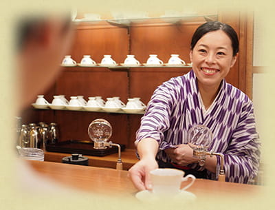 スタッフ　香り高いコーヒ―をお楽しみください。