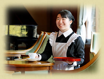 中庭を眺めながら、さわやかな朝のひとときをお楽しみください