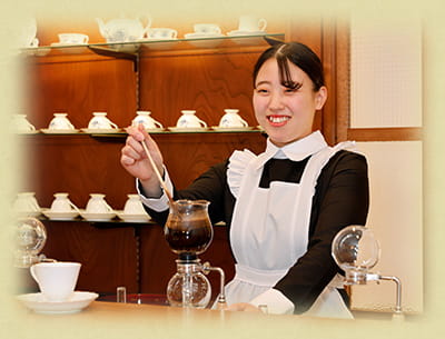 スタッフ　一杯ずつ丁寧に、サイフォン式コーヒーをご用意いたします。