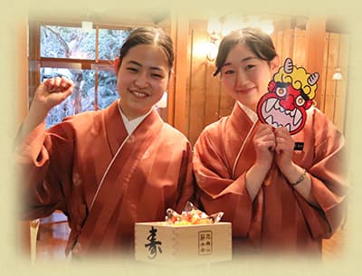 スタッフ　豆まきでお客様と花屋に福がたくさん舞い込みますように願います。