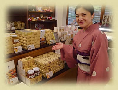 スタッフ　旅の思い出にはお土産もかかせません。