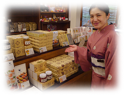 スタッフ　旅の思い出にはお土産もかかせません