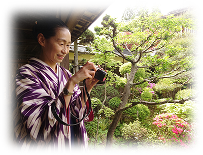 スタッフ　日々、花屋の素敵な情報をお知らせするため、撮影中です。